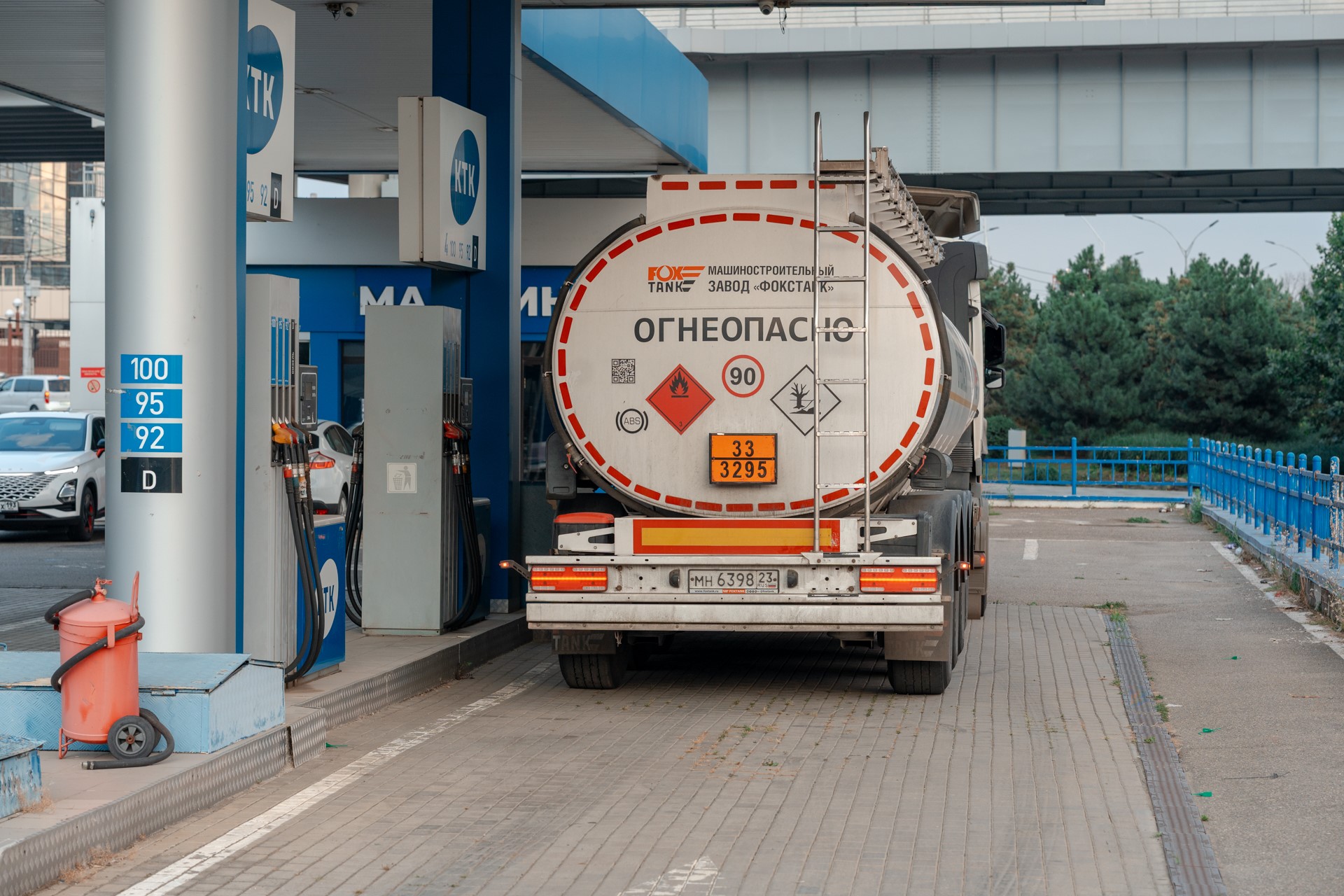 Бензовоз стоит на АЗС