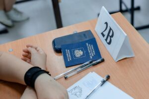 руки лежат на парте рядом с документами
