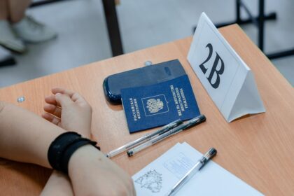 руки лежат на парте рядом с документами