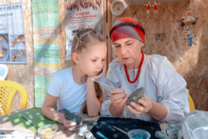 женщина объясняет девочке