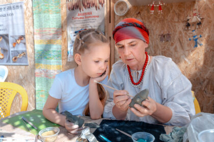 женщина объясняет девочке