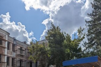 Разговор тележурналистов с прорабом на объекте