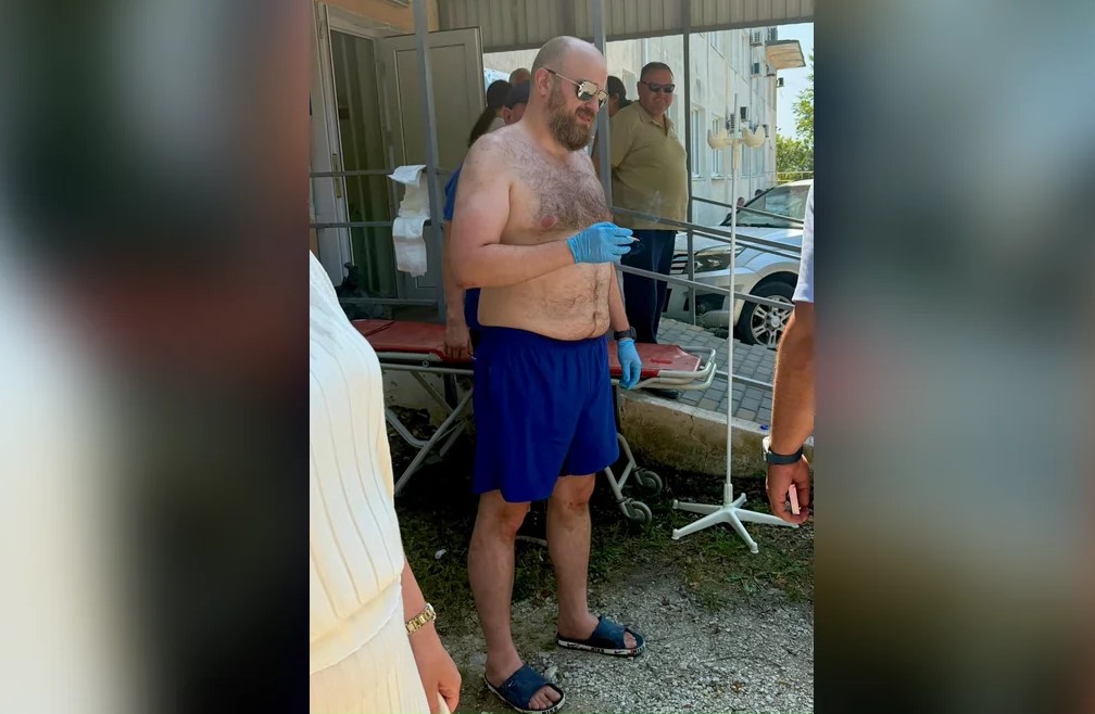 мужчина стоит в перчатках
