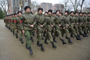 военные идут строем