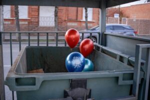 шары в мусорном контейнере
