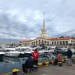 рыбаки сидят в порту Сочи