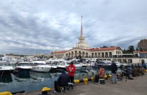 рыбаки сидят в порту Сочи