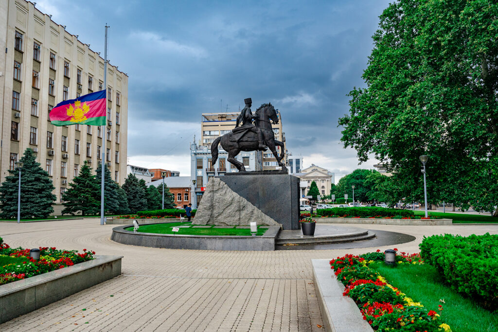 памятник стоит около администрации края