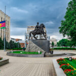 памятник стоит около администрации края