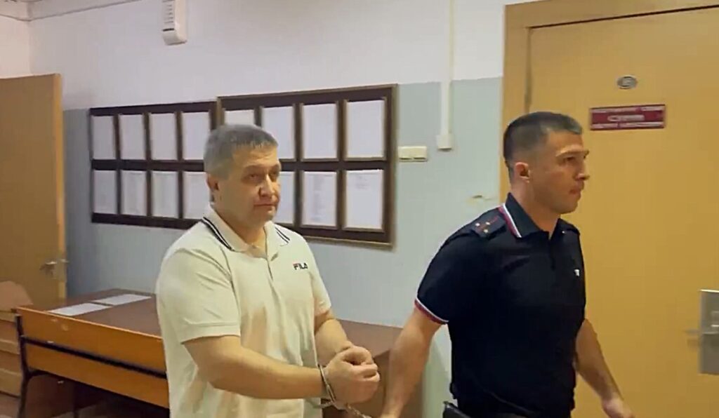 экс-атаман Власов идет с приставом