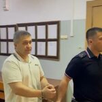 экс-атаман Власов идет с приставом