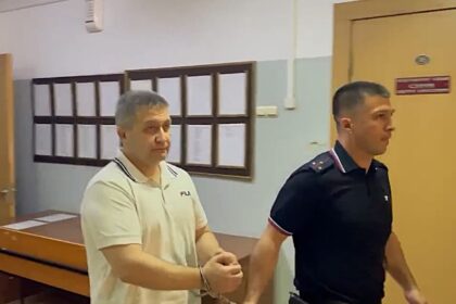 экс-атаман Власов идет с приставом