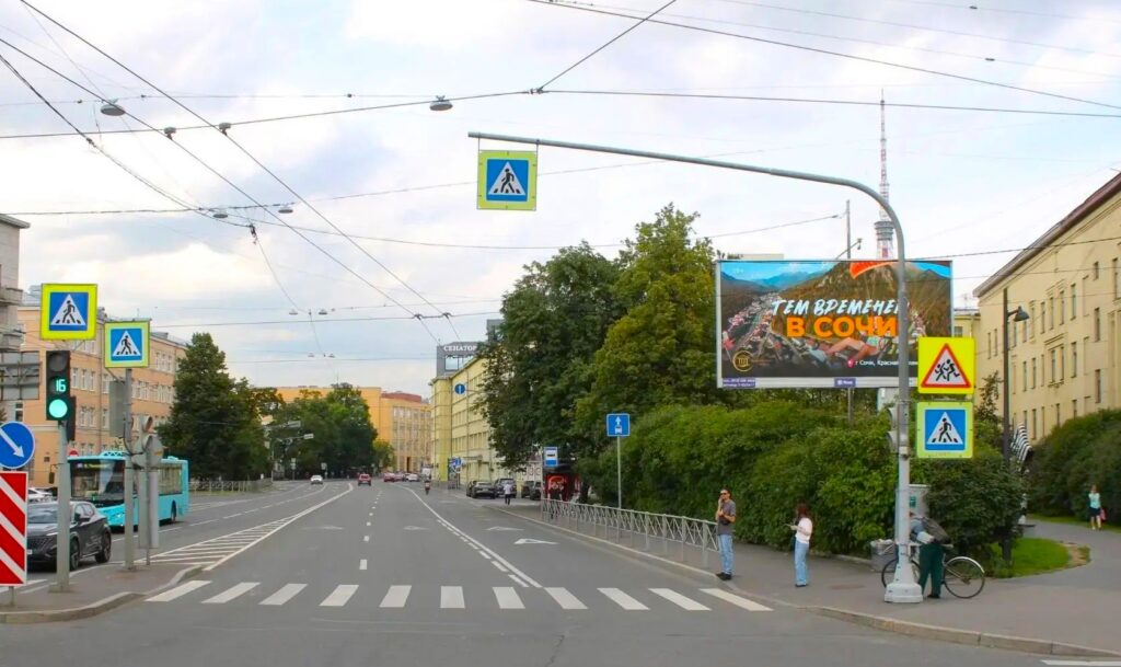 экран стоит у дороги