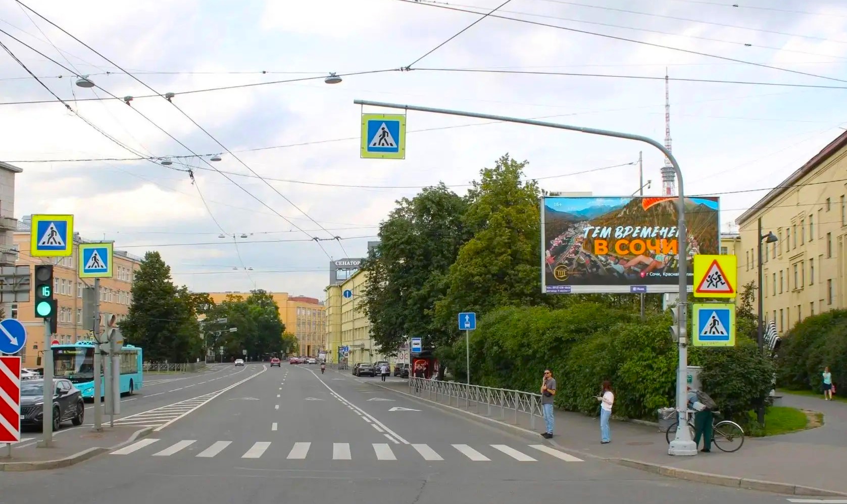 экран стоит у дороги