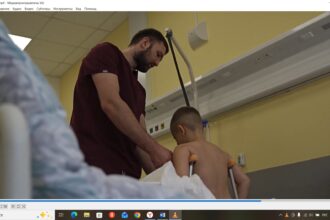 врач стоит около ребенка