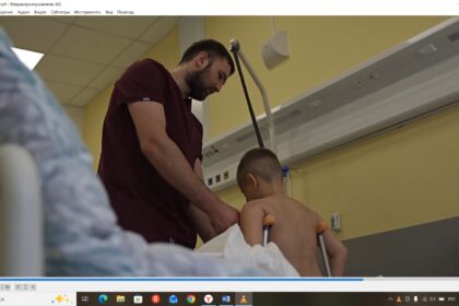 врач стоит около ребенка