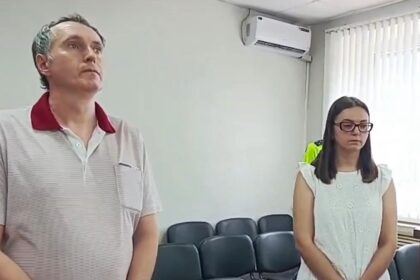 люди стоят в зале суда