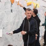 мэр Краснодара красит стену
