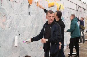 мэр Краснодара красит стену
