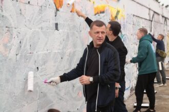 мэр Краснодара красит стену