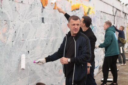 мэр Краснодара красит стену