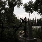 Наклонённый крест на старообрядческом кладбище в Имеретинской низменности