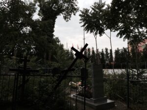 Наклонённый крест на старообрядческом кладбище в Имеретинской низменности