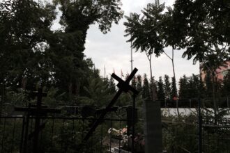 Наклонённый крест на старообрядческом кладбище в Имеретинской низменности