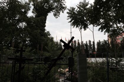 Наклонённый крест на старообрядческом кладбище в Имеретинской низменности