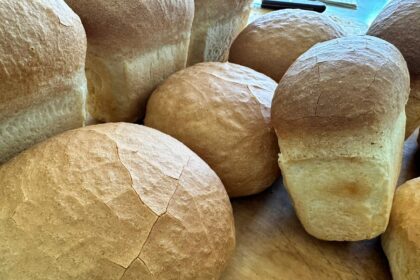 хлеб лежит на столе