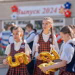 школьницы держат в руках шары