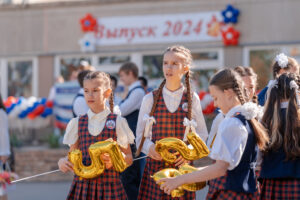 школьницы держат в руках шары