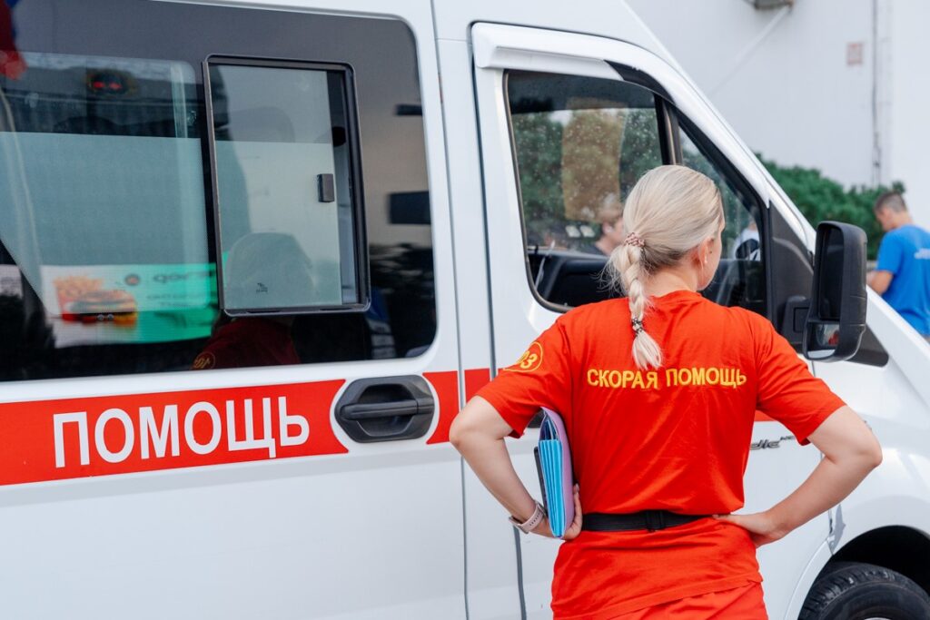 врач стоит около скорой помощи