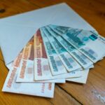 деньги лежат в конверте
