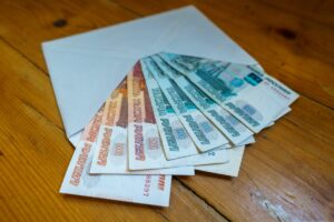 деньги лежат в конверте