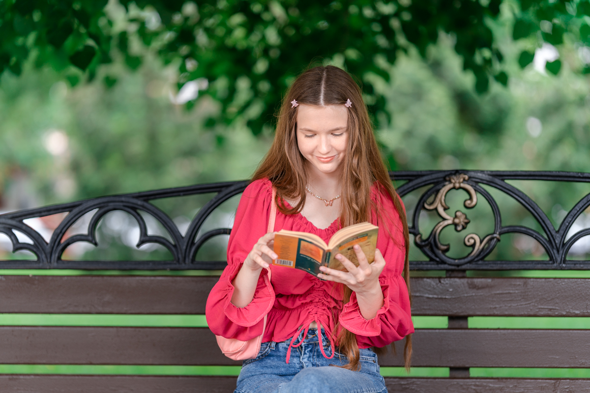Девушка с книгой