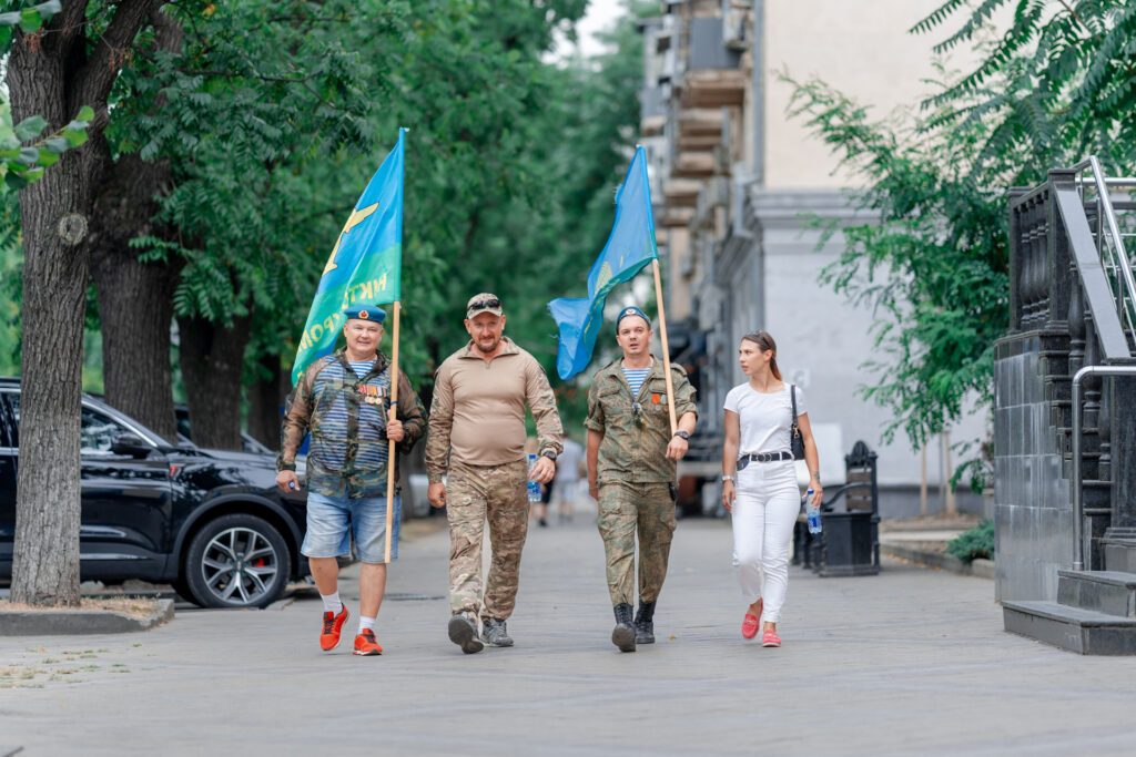 десантники идут с флагом