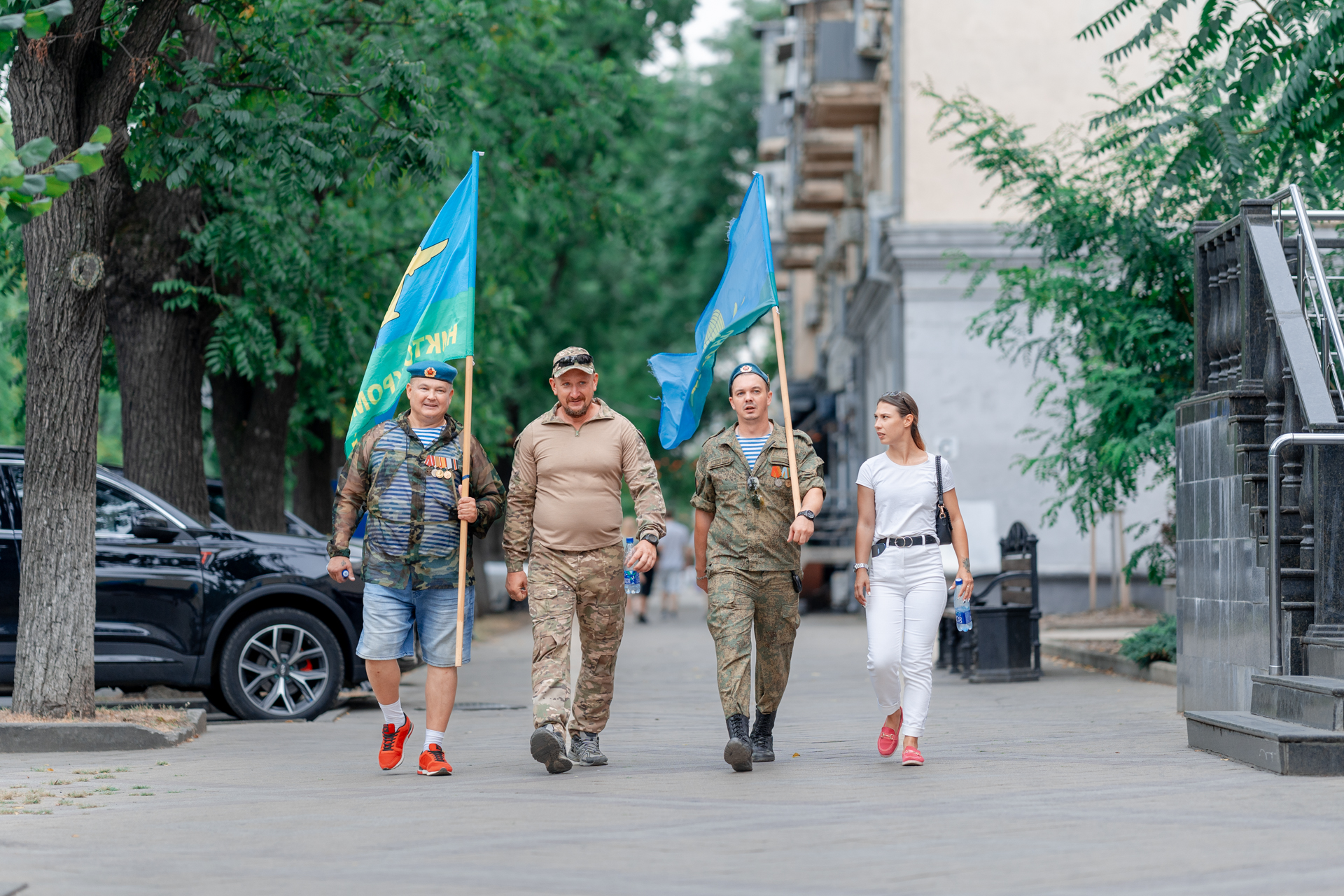 десантники идут с флагом