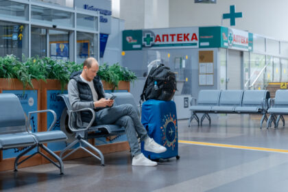 мужчина сидит в аэропорту