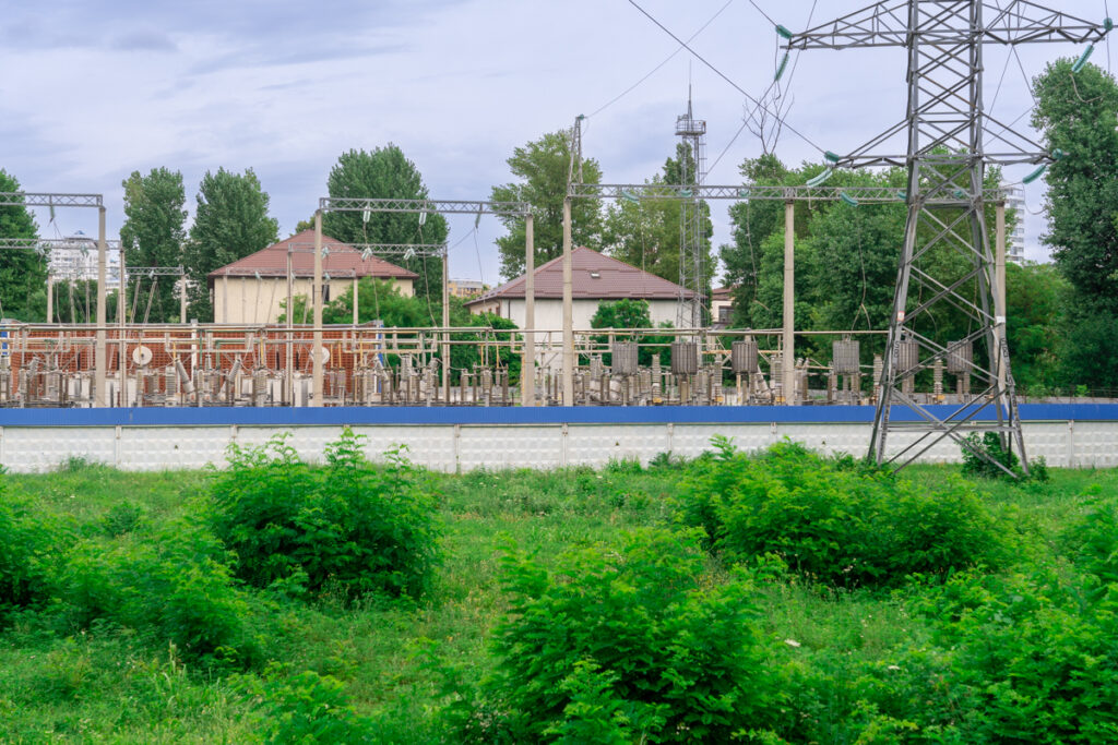 ЛЭП стоит в поле