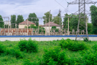 ЛЭП стоит в поле