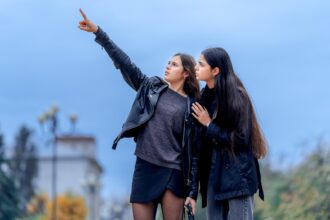 девушки показывают на что-то в небе