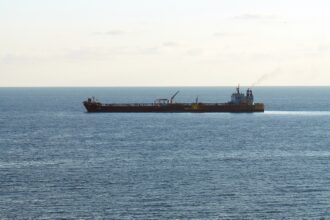 сухогруз идет по морю