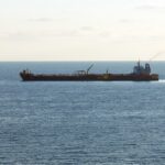 сухогруз стоит в море