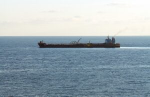сухогруз стоит в море