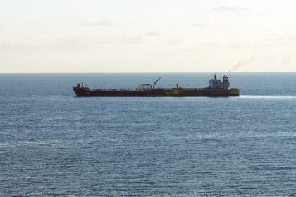 сухогруз стоит в море