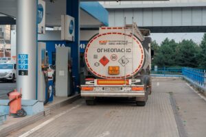 бензовоз стоит на АЗС