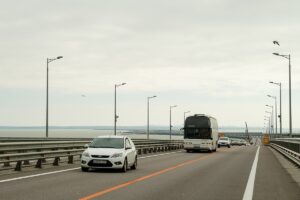 транспорт едет по мосту