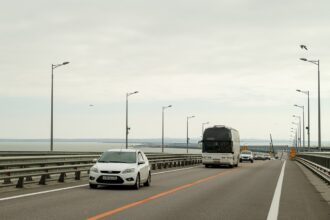 транспорт едет по мосту