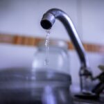 вода капает с крана
